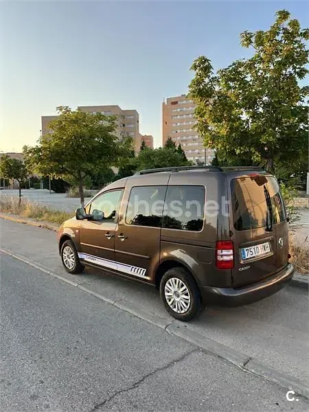Usado VW Caddy Trendline 102 CV (75 kW) 2014 Marrón Monovolumen
