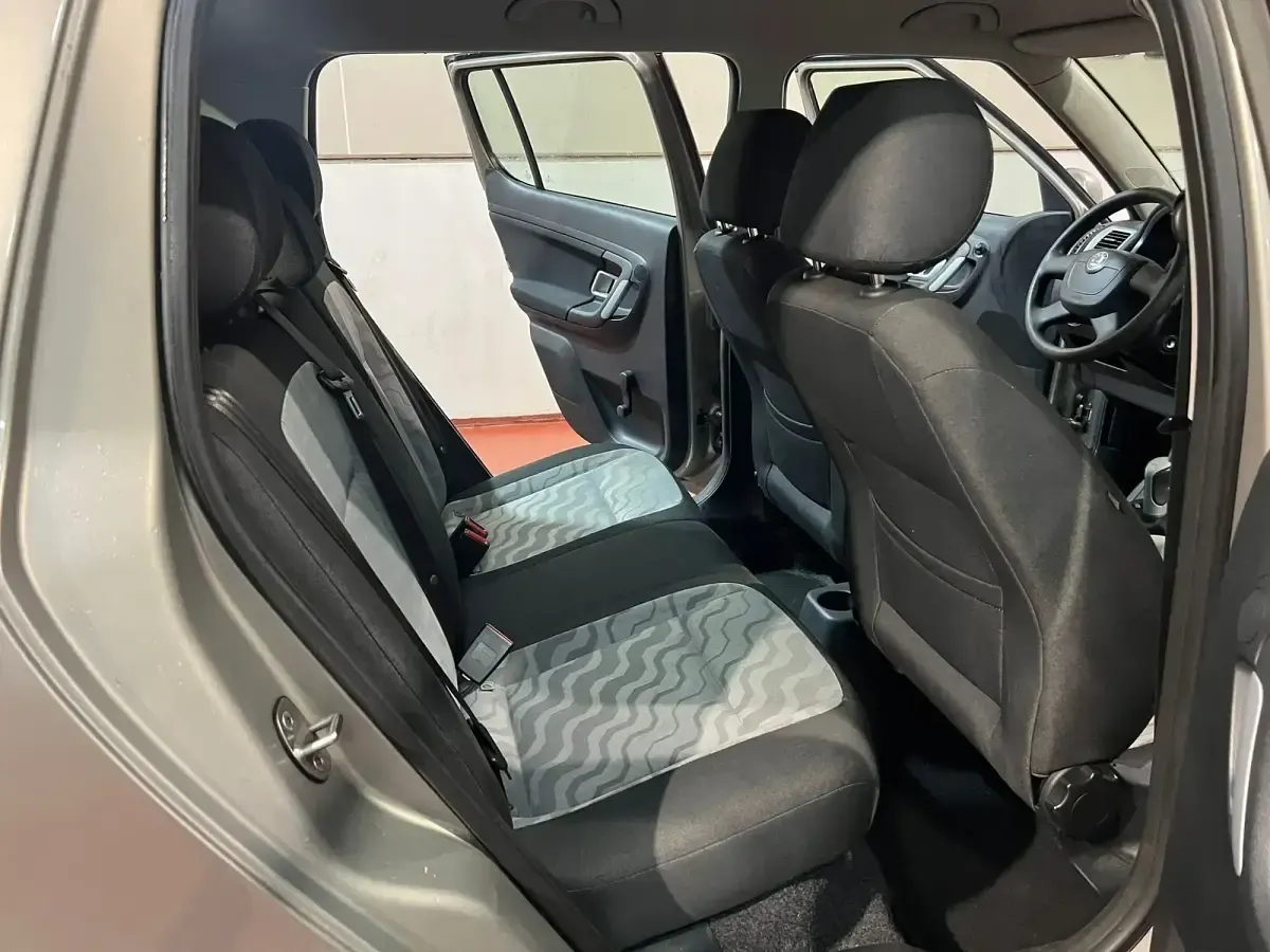 Usado Skoda Fabia 80 CV (58 kW) 2010 Gris Utilitario