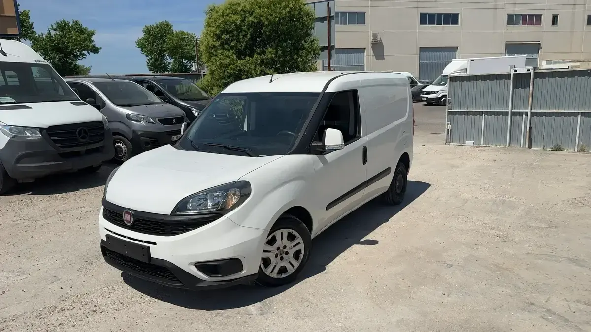 Usado Fiat Doblò 95 CV (69 kW) 2022 Blanco Monovolumen