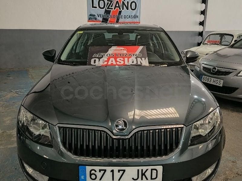 Gris / plata Usado 2017 Skoda Octavia Ambition Berlina | 11.700 € (Buen precio) - Imagen 1/4