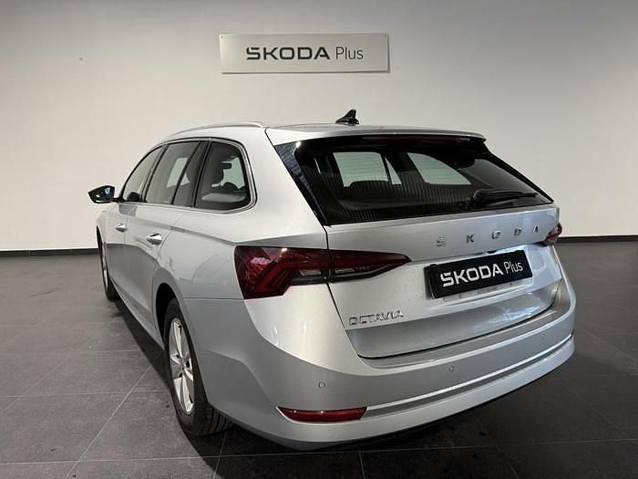 Gris / plata Usado 2022 Skoda Octavia Ambition Familiar | 17.500 € (Buen precio) - Imagen 1/4