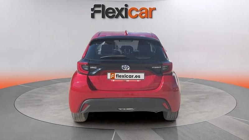 Usado Toyota Yaris Hybrid Active 116 CV (85 kW) 2023 Rojo Utilitario
