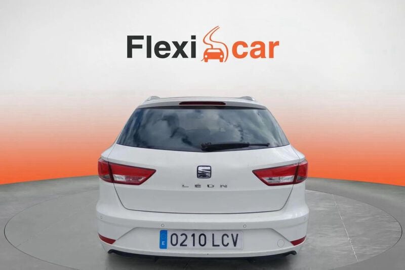 Usado Seat Leon ST Style 131 CV (96 kW) 2019 Blanco Familiar