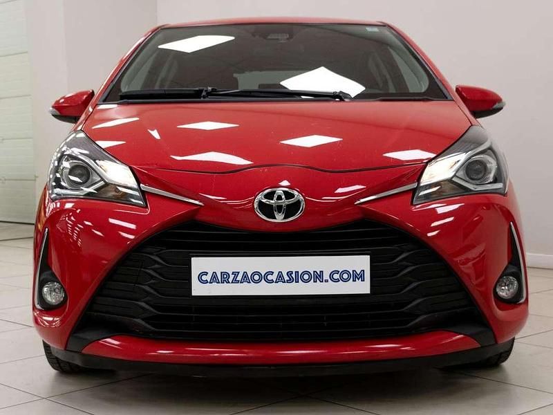Używany Toyota Yaris 111 KM (81 kW) 2019 Czerwony Sedan/Limuzyna