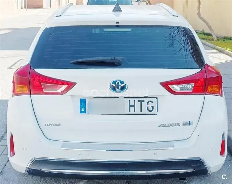 Usado Toyota Auris Hybrid Advance 136 CV (100 kW) 2013 Blanco Familiar