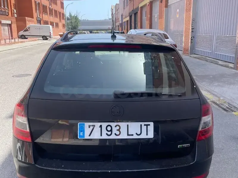 Usado Skoda Octavia G-TEC Ambition 131 CV (96 kW) 2020 Negro Familiar