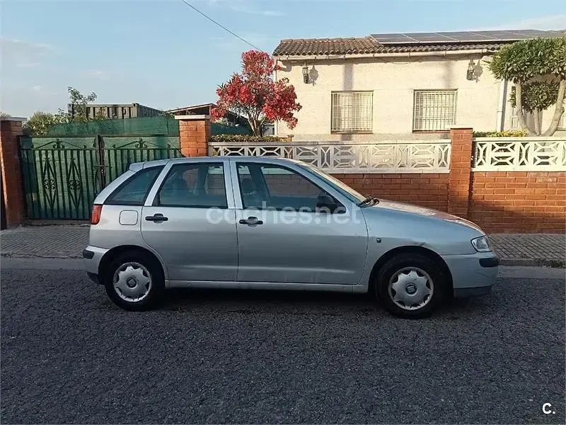 Usado Seat Ibiza 68 CV (50 kW) 2000 Gris / plata Utilitario