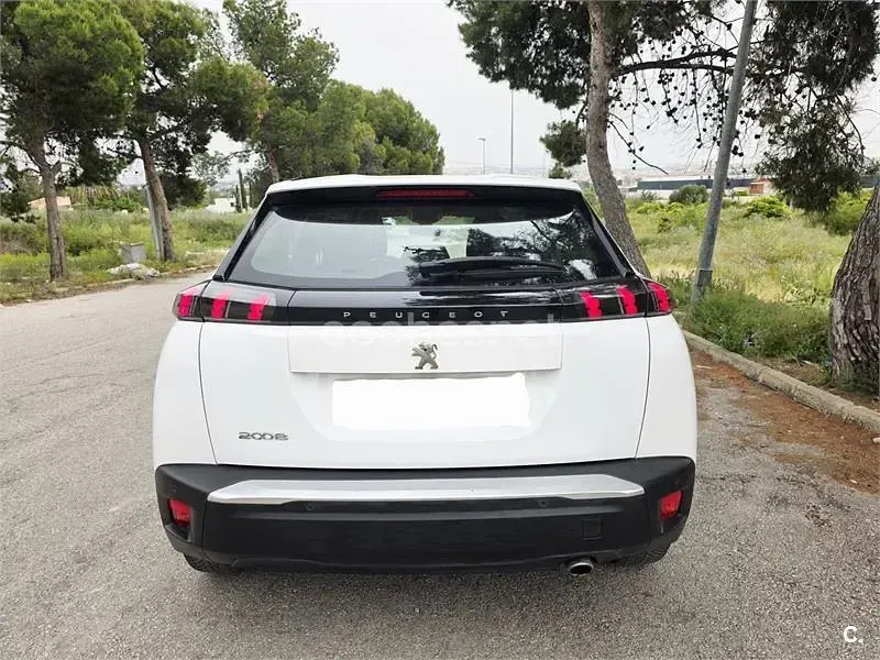 Usado Peugeot 2008 Active 110 CV (80 kW) 2022 Blanco SUV