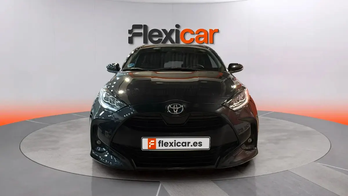 Usado Toyota Yaris Hybrid Active 116 CV (85 kW) 2023 Negro Berlina