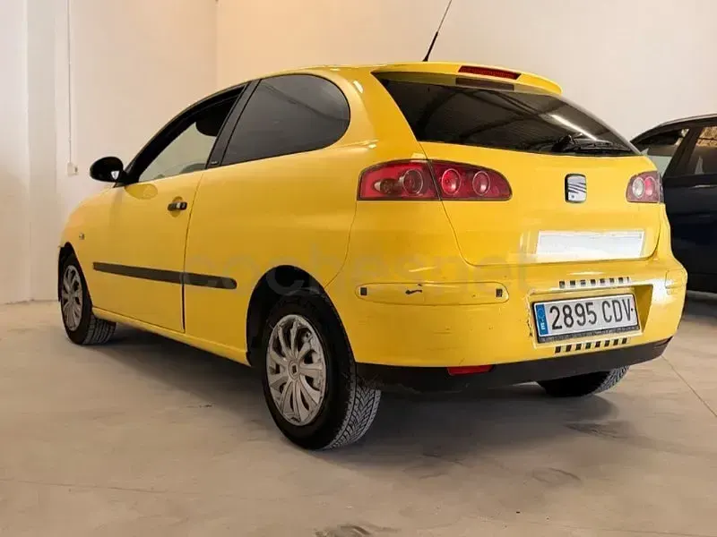 Begagnad Seat Ibiza Stella 64 HK (47 kW) 2003 Gul Halvkombi