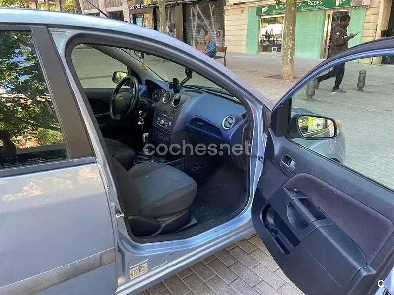 Usado Ford Fiesta Trend 80 CV (58 kW) 2006 Gris / plata Utilitario