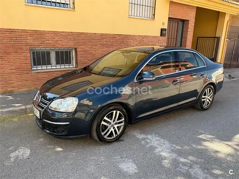 Usado VW Jetta Advance 105 CV (77 kW) 2006 Azul Berlina