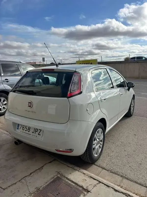 Usado Fiat Punto Easy 75 CV (55 kW) 2016 Blanco Utilitario