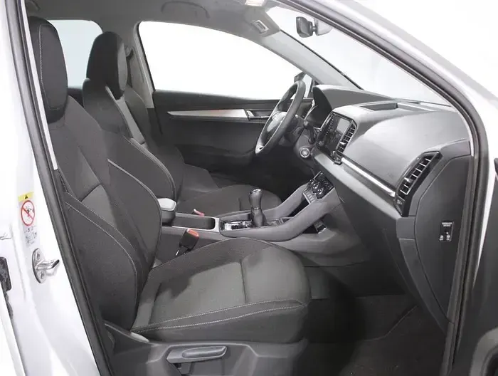 Usado Skoda Karoq Selection 116 CV (85 kW) 2025 Blanco SUV