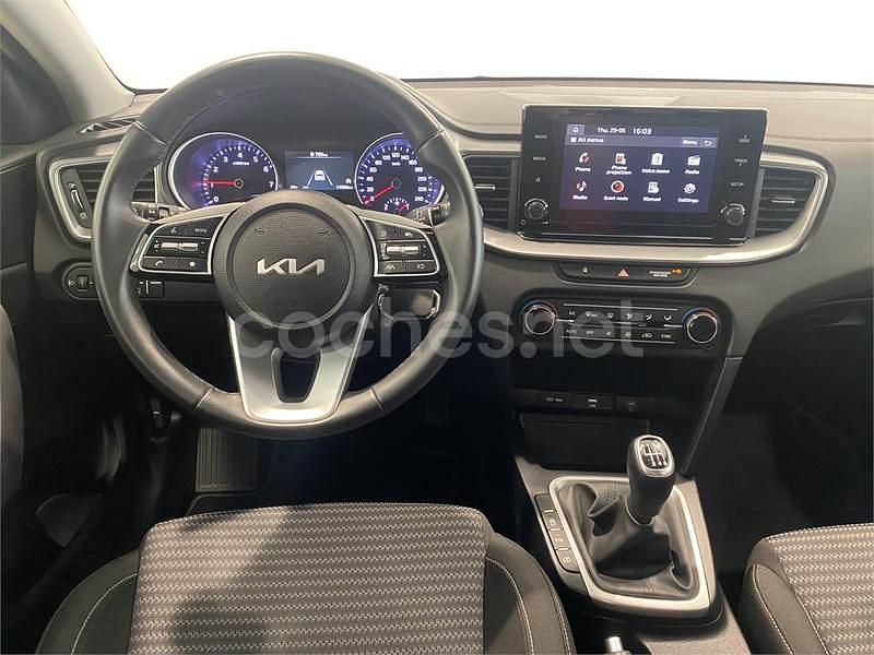 Usado Kia Ceed 120 CV (88 kW) 2024 Gris / plata Utilitario