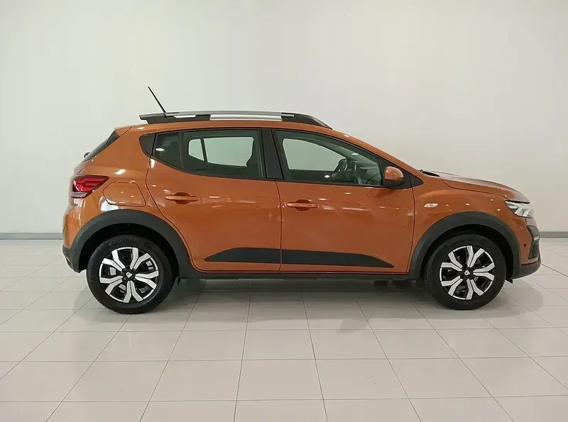 Usado Dacia Sandero Comfort 91 CV (66 kW) 2022 Naranja Berlina