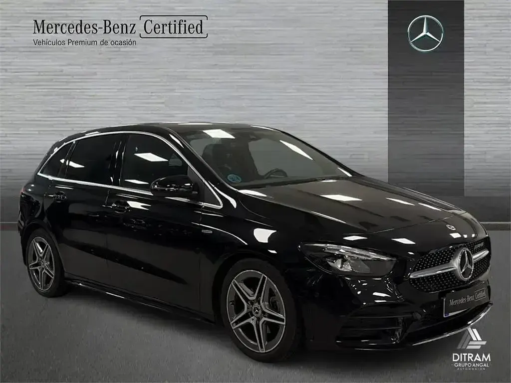 Usado Mercedes B180 116 CV (85 kW) 2022 Negro cosmos Utilitario