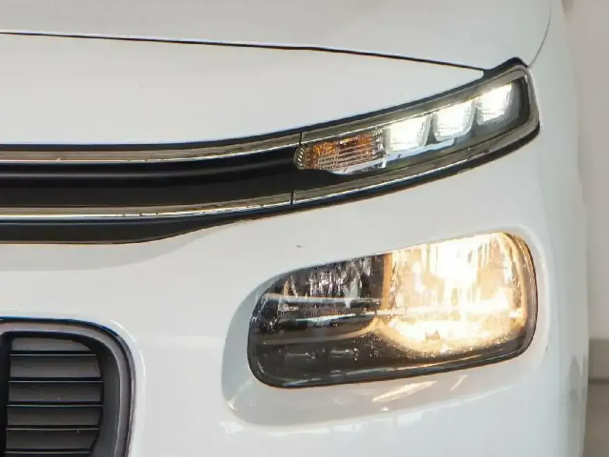 Usado Citroën Berlingo Feel 102 CV (75 kW) 2019 Blanco Monovolumen