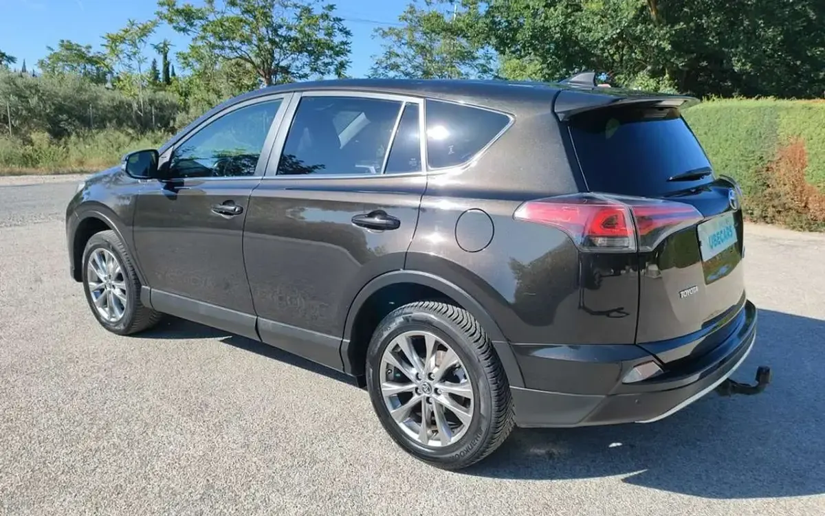 Usado Toyota RAV4 Executive 143 CV (105 kW) 2015 Marrón SUV