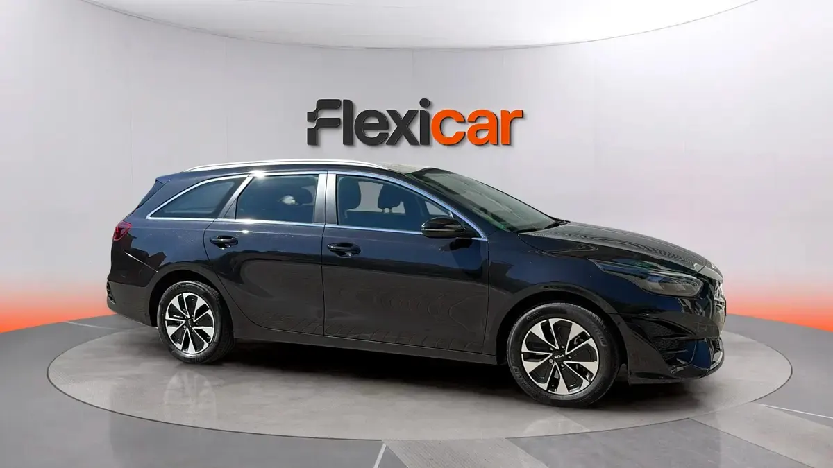 Usado Kia Ceed 141 CV (103 kW) 2025 Negro Utilitario