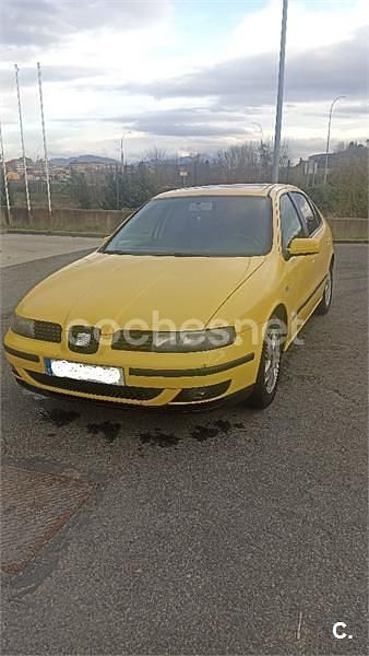 Usado Seat Leon Sport 110 CV (80 kW) 2001 Amarillo Berlina