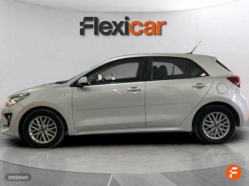 Usado Kia Rio 100 CV (73 kW) 2022 Gris Berlina