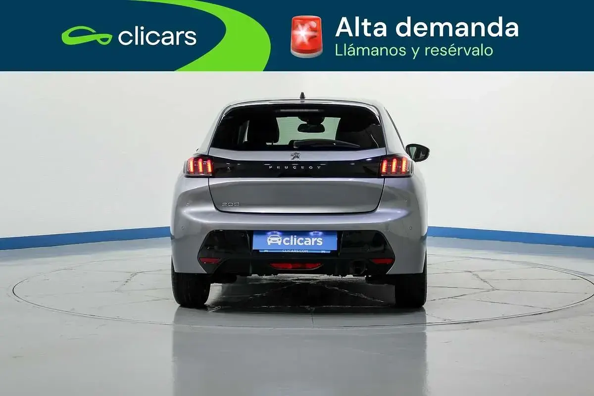 Usado Peugeot 208 Allure 102 CV (75 kW) 2023 Plateado Utilitario