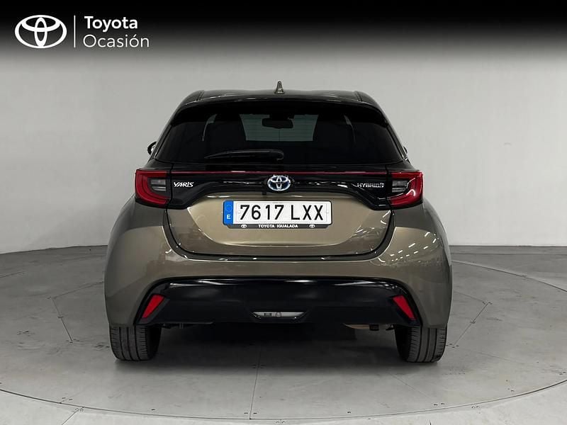 Usado Toyota Yaris Hybrid Style 116 CV (85 kW) 2022 Blanco Berlina