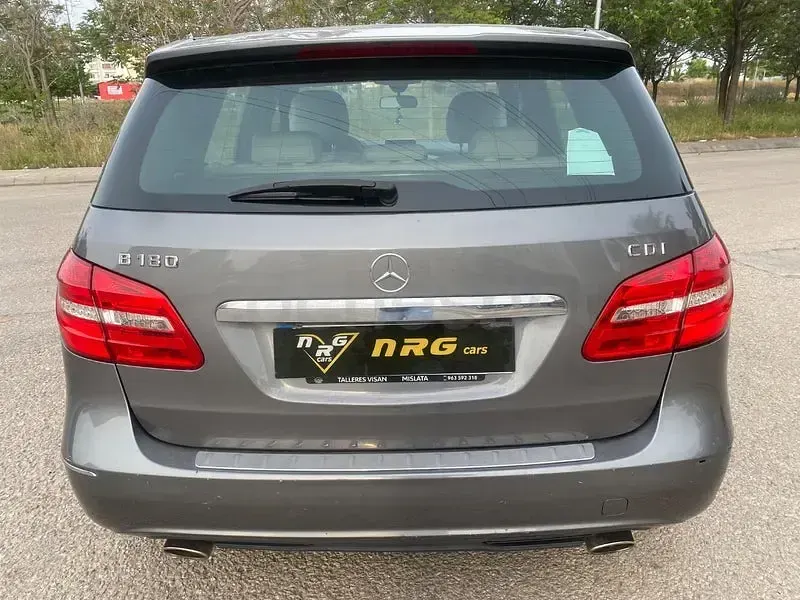 Usado Mercedes B180 109 CV (80 kW) 2013 Marrón Monovolumen