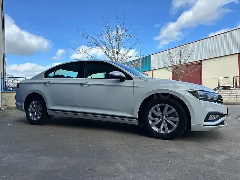 Usado VW Passat Business 120 CV (88 kW) 2020 Blanco Berlina