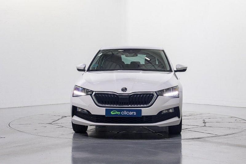 Usado Skoda Scala Selection 116 CV (85 kW) 2023 Blanco Utilitario