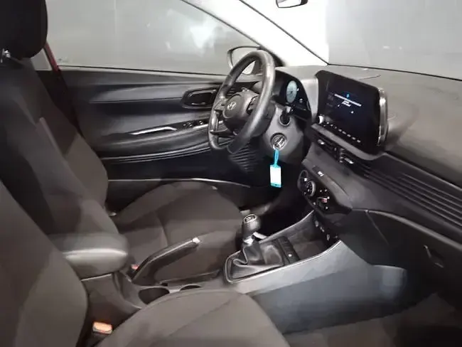 Usado Hyundai i20 78 CV (57 kW) 2024 Rojo Utilitario