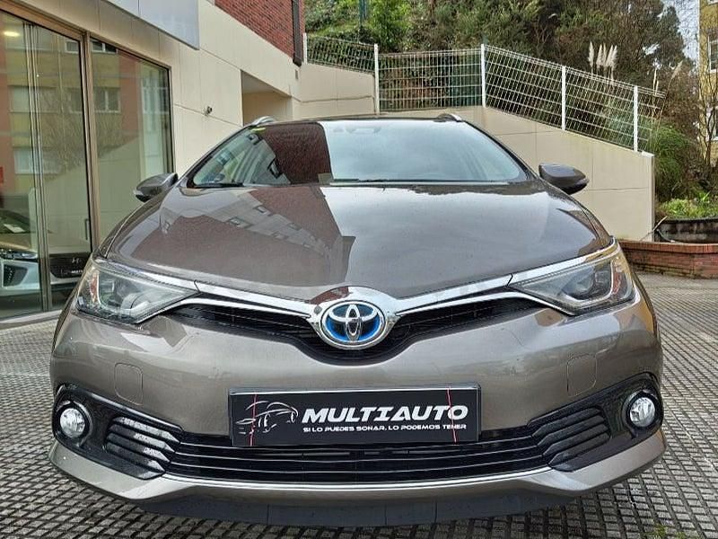 Usado Toyota Auris Hybrid 136 CV (100 kW) 2017 Marrón Familiar