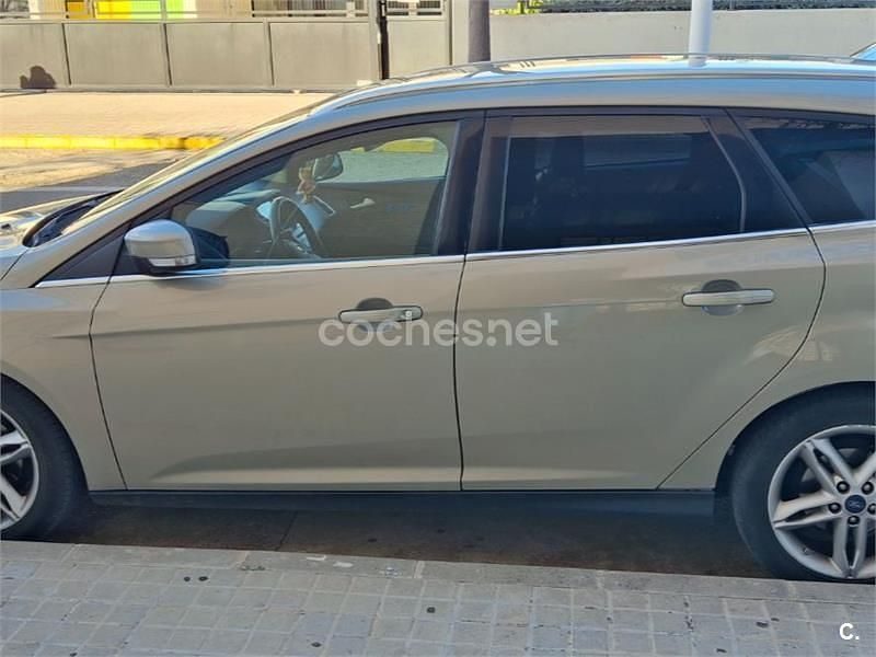 Usado Ford Focus Titanium 120 CV (88 kW) 2017 Gris / plata Familiar
