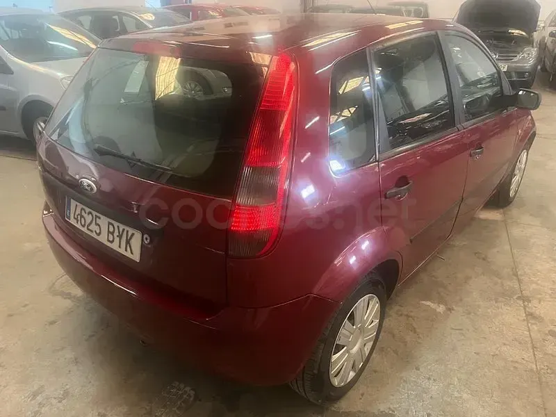 Usado Ford Fiesta Trend 80 CV (58 kW) 2002 Granate Utilitario