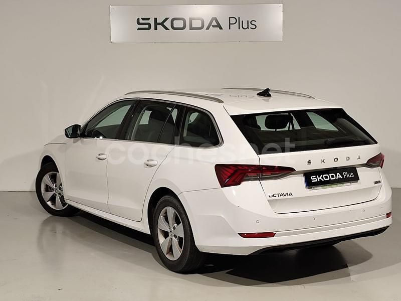 Usado Skoda Octavia Ambition 150 CV (110 kW) 2022 Blanco Familiar