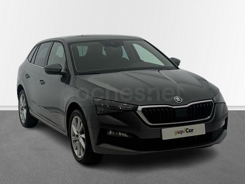 Usado Skoda Scala Ambition 150 CV (110 kW) 2023 Gris / plata Utilitario
