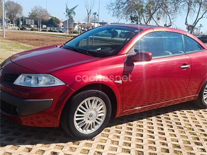 Usado Renault Mégane Cabriolet Privilege 120 CV (88 kW) 2006 Rojo Descapotable