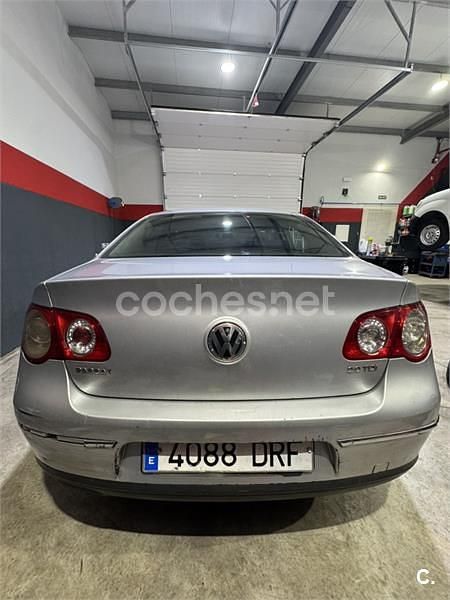 Usado VW Passat Sportline 140 CV (102 kW) 2005 Gris / plata Berlina