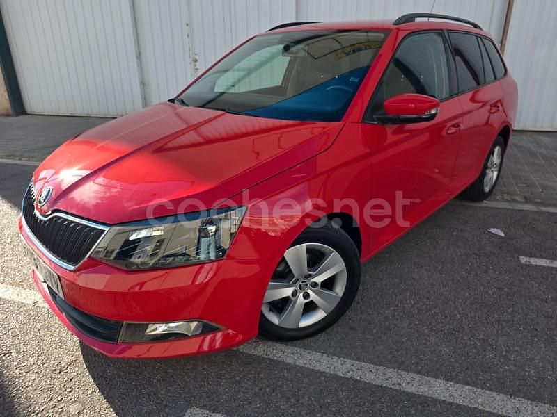 Usado Skoda Fabia Active 75 CV (55 kW) 2017 Rojo Familiar