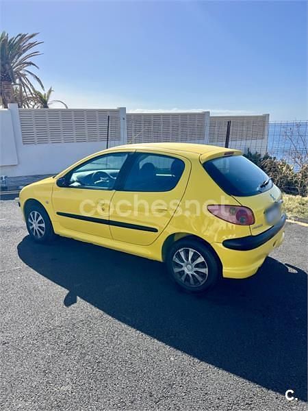 Usado Peugeot 206 70 CV (51 kW) 2003 Amarillo Berlina