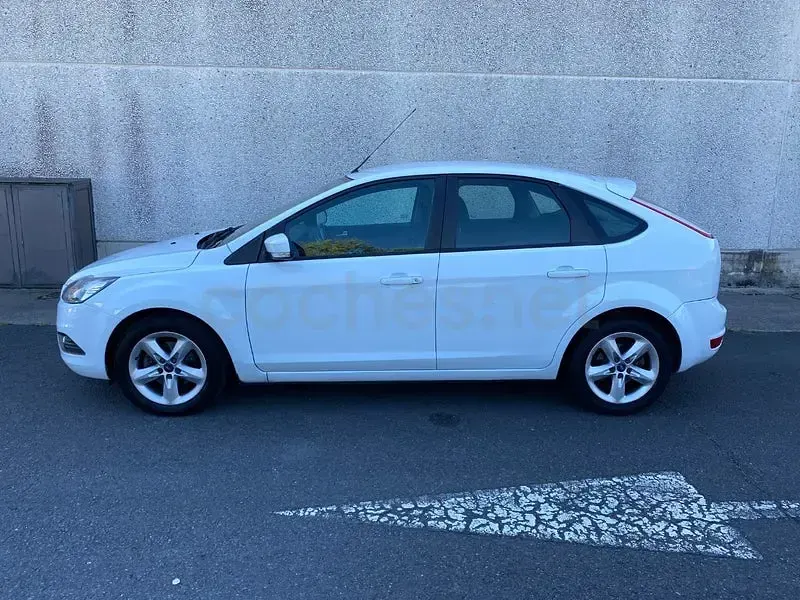Usado Ford Focus Trend 109 CV (80 kW) 2010 Blanco Berlina