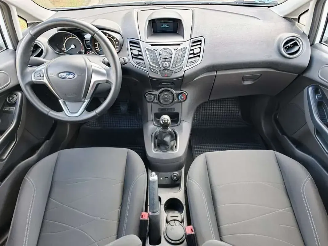 Usado Ford Fiesta Trend 75 CV (55 kW) 2015 Blanco Utilitario