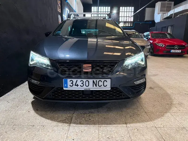 Usado Seat Leon 4Drive 300 CV (220 kW) 2019 Gris / plata Familiar