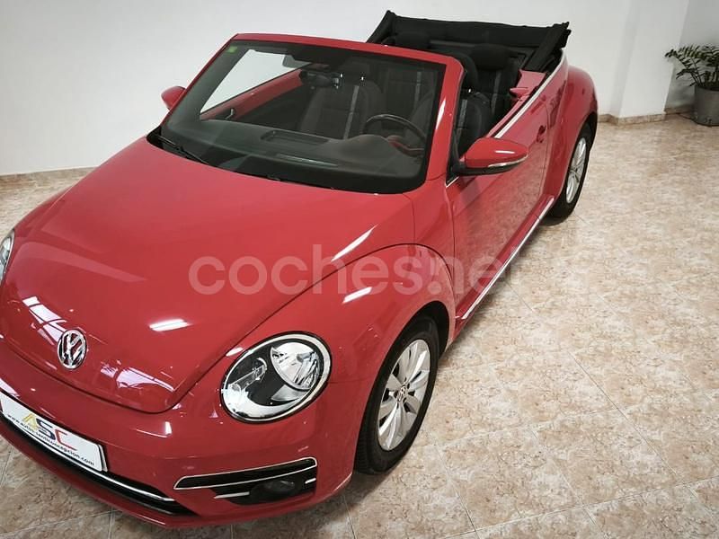 Usado VW Beetle Design 105 CV (77 kW) 2018 Rojo Descapotable