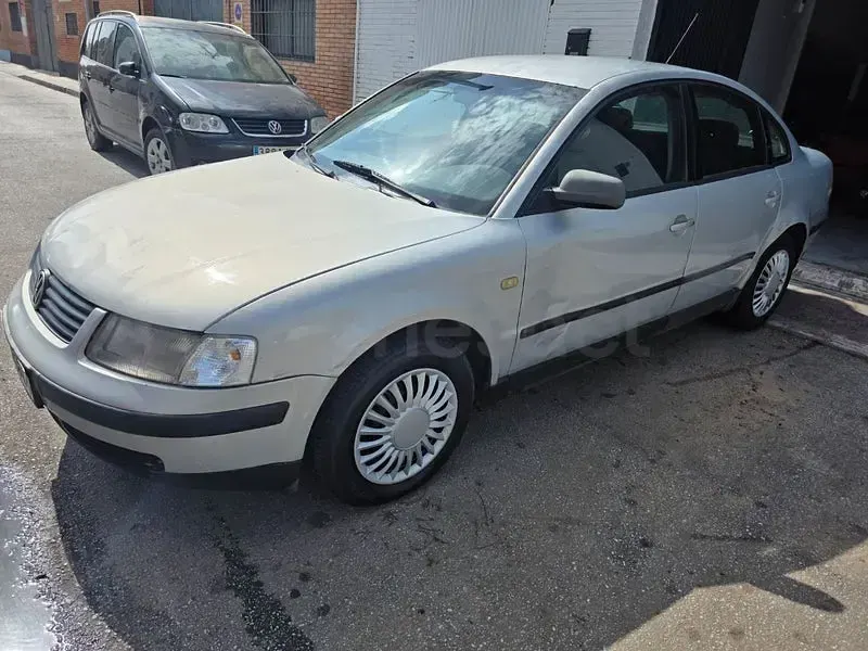 Brugt VW Passat Conceptline 90 HK (66 kW) 1999 Grå Sedan