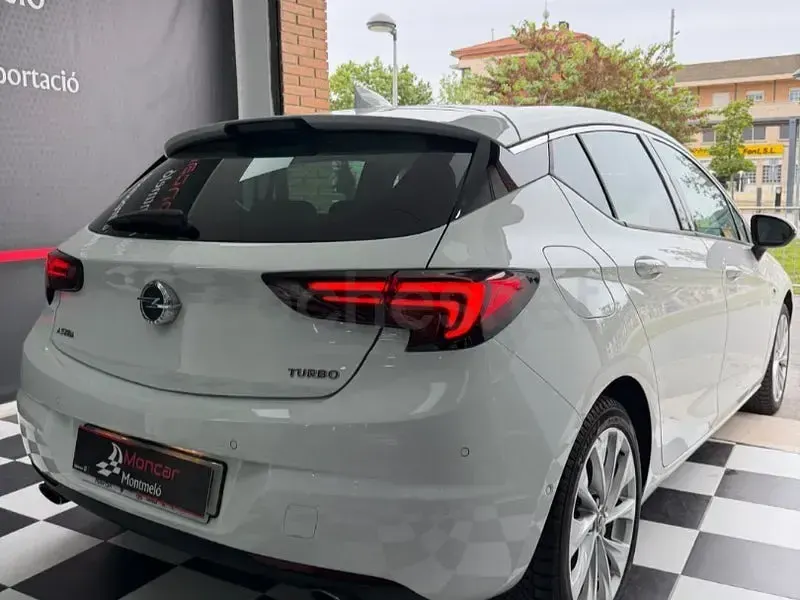 Usado Opel Astra 200 CV (147 kW) 2018 Blanco Berlina