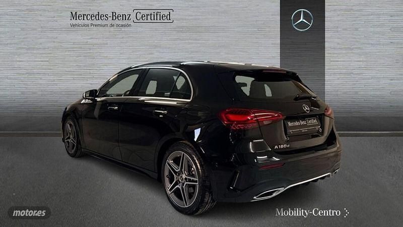 Usado Mercedes A180 AMG line 116 CV (85 kW) 2024 Negro noche Berlina