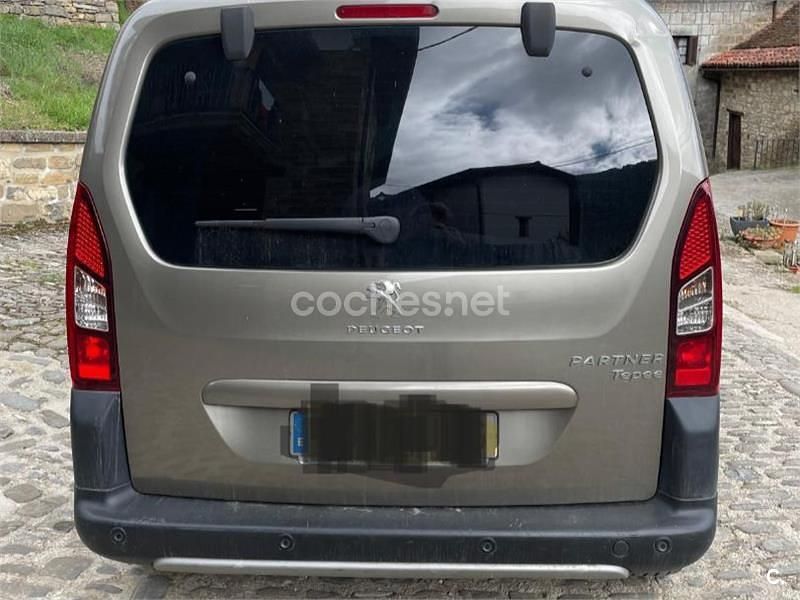 Usado Peugeot Partner Tepee Outdoor 120 CV (88 kW) 2016 Gris / plata Monovolumen