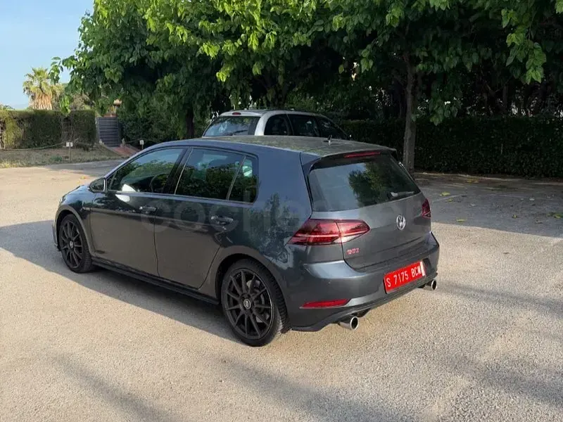 Usado VW Golf VII GTI 245 CV (180 kW) 2019 Gris / plata Berlina